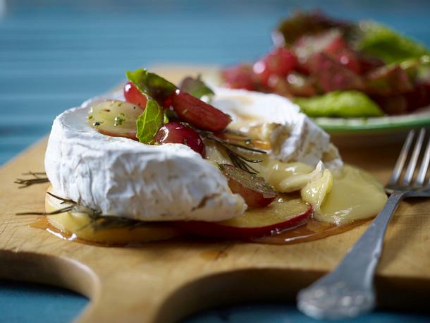 Ofencamembert mit Trauben-Rosmarin-Salat Rezept