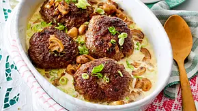 Ofenfrikadellen in Champignon-Lauchzwiebelrahm Rezept - Foto: LECKER @ Bauer Media Group Ofenfrikadellen in Champignon-Lauchzwiebelrahm Rezept - Foto: LECKER @ Bauer Media Group