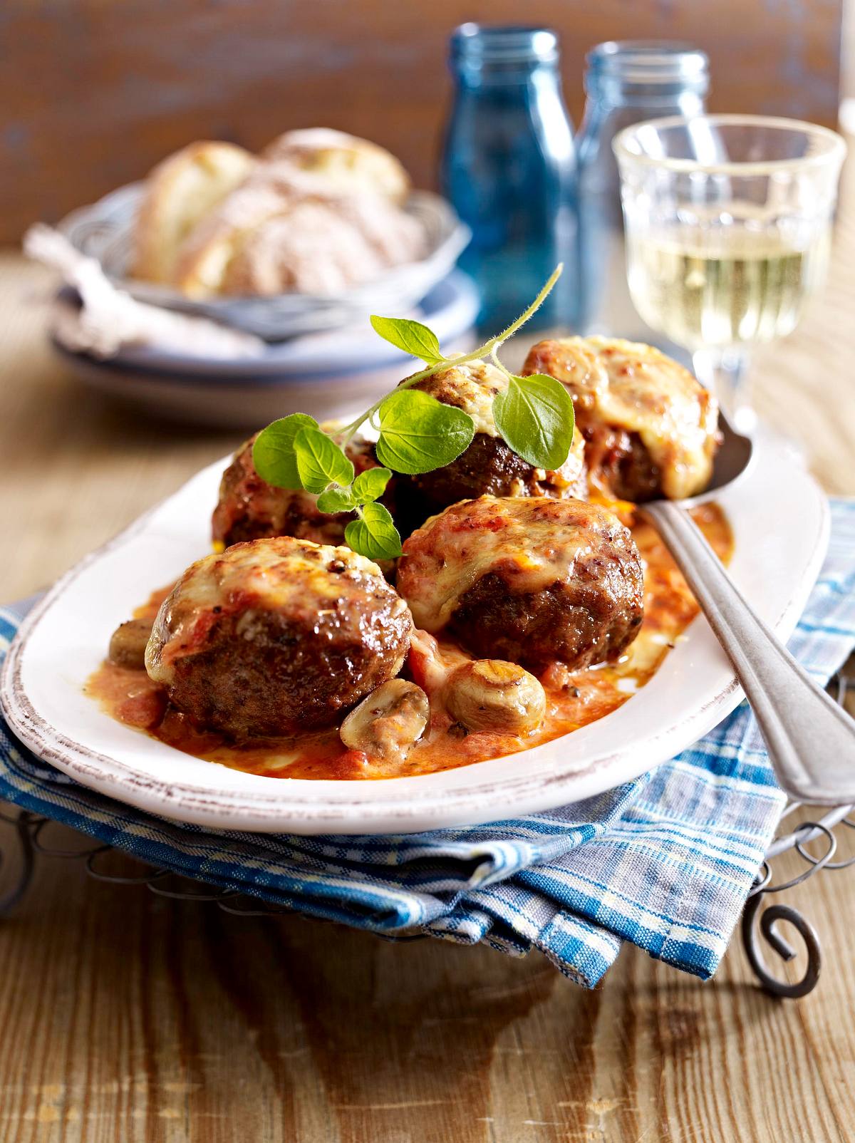 Ofenfrikadellen in Tomaten-Pilz-Sahne Rezept