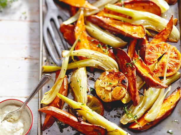 Ofenröstgemüse mit Ziegenkäsedip Rezept Ofenröstgemüse mit Ziegenkäsedip Rezept