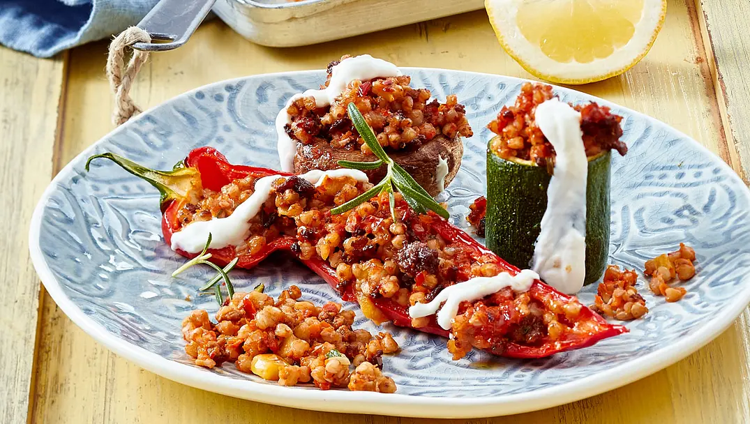 Ofengemüse mit herzhafter Buchweizenfüllung Rezept - Foto: LECKER @ Bauer Media Group Ofengemüse mit herzhafter Buchweizenfüllung Rezept - Foto: LECKER @ Bauer Media Group