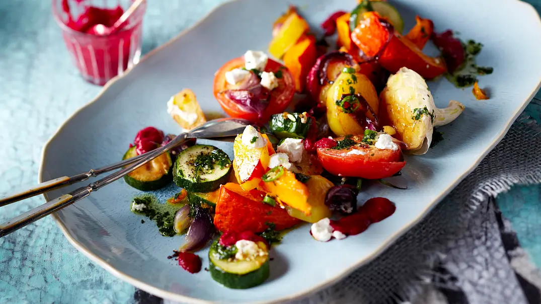 Ofengemüse mit Rote-Bete-Soße und grünem Chiliöl Rezept - Foto: LECKER @ Bauer Media Group Ofengemüse mit Rote-Bete-Soße und grünem Chiliöl Rezept - Foto: LECKER @ Bauer Media Group