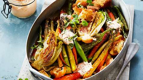 Ofengemüse-Salat mit Ciabatta-Croûtons Rezept - Foto: House of Food / Bauer Food Experts KG