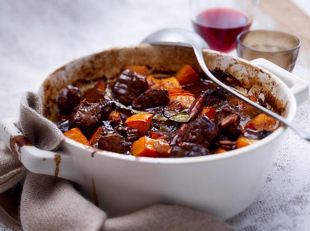 Ofengulasch mit Kürbis und Pflaumen Rezept
