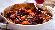 Ofengulasch mit Kürbis und Pflaumen Rezept - Foto: LECKER @ Bauer Media Group