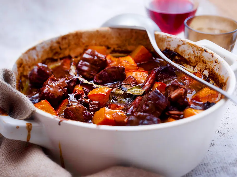 Ofengulasch mit Kürbis und Pflaumen Rezept Ofengulasch mit Kürbis und Pflaumen Rezept