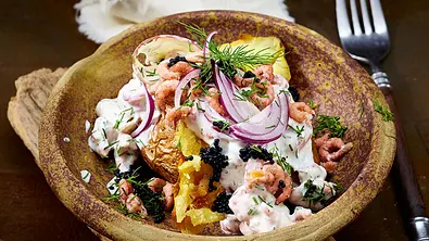 Ofenkartoffel Fischers Fritze mit Krabben und Kaviar Rezept - Foto: LECKER @ Bauer Media Group