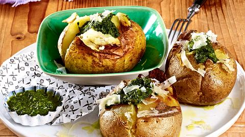 Ofenkartoffeln mit Pesto und Parmesan Rezept - Foto: House of Food / Bauer Food Experts KG