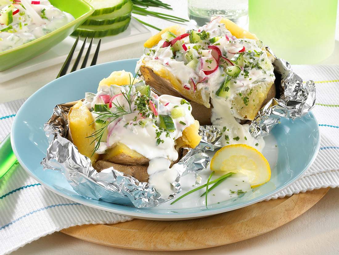 Ofenkartoffel mit Quarkdip Rezept | LECKER