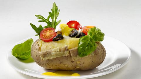 Ofenkartoffel mit Tomate-Mozzarella Rezept - Foto: House of Food / Bauer Food Experts KG