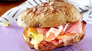 Ofenkartoffel-Panino mit Schinken und Käse Rezept - Foto: LECKER @ Bauer Media Group Ofenkartoffel-Panino mit Schinken und Käse Rezept - Foto: LECKER @ Bauer Media Group