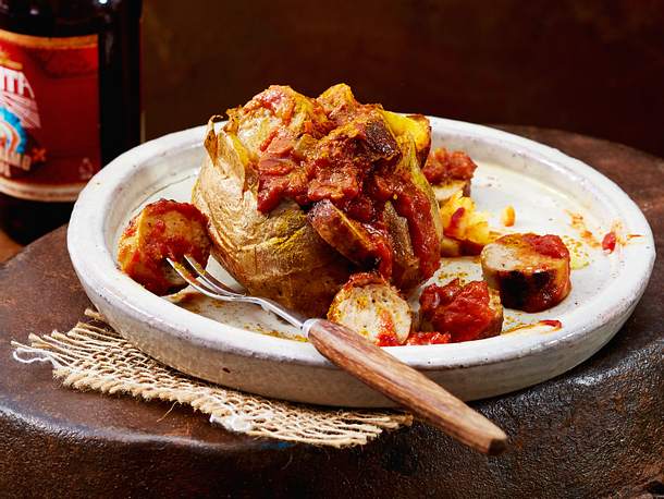 Ofenkartoffel Sansibar-Style mit Currywurst Rezept Ofenkartoffel Sansibar-Style mit Currywurst Rezept