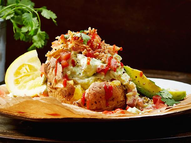 Ofenkartoffel Veggie-Pirat mit Avocadocreme Rezept Ofenkartoffel Veggie-Pirat mit Avocadocreme Rezept