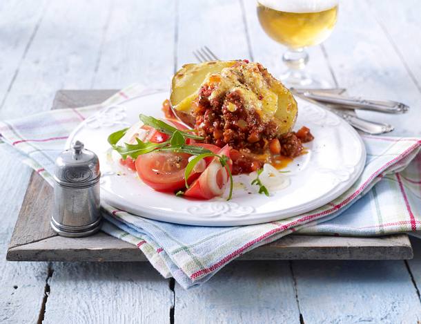 Ofenkartoffeln mit Bolognesesoße auf Rauke-Tomaten-Salat Rezept