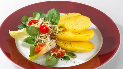 Ofenkartoffeln mit Butter und buntem Salat Rezept - Foto: LECKER @ Bauer Media Group