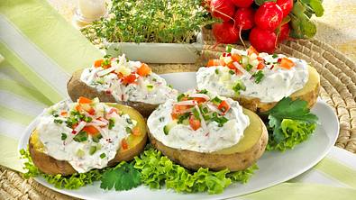 Ofenkartoffeln mit Gemüse und Kräuterquark Rezept - Foto: LECKER @ Bauer Media Group