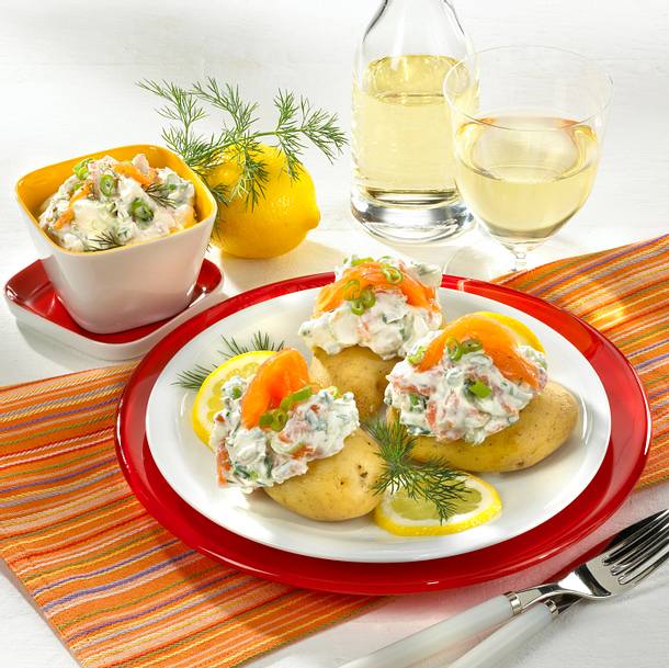 Ofenkartoffeln mit Lachs und Crème fraîche Rezept Ofenkartoffeln mit Lachs und Crème fraîche Rezept