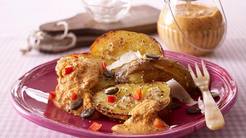 Ofenkartoffeln mit Paprika-Kürbiskern-Pesto Rezept - Foto: House of Food / Bauer Food Experts KG