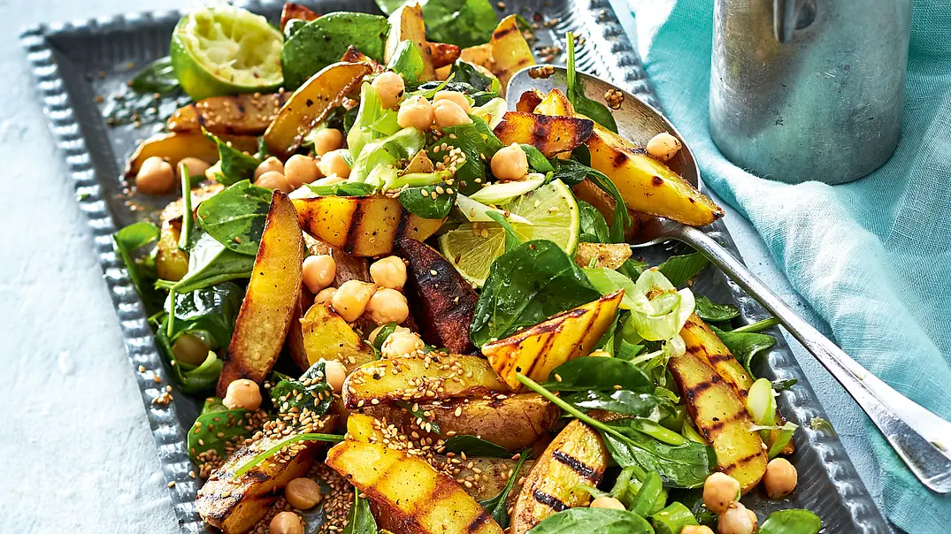 Ofenkartoffelsalat mit Kichererbsen und Spinat Rezept - Foto: LECKER @ Bauer Media Group Ofenkartoffelsalat mit Kichererbsen und Spinat Rezept - Foto: LECKER @ Bauer Media Group