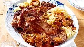 Ofenkoteletts mit Pilz-Tomatensoße und Bandnudeln Rezept - Foto: LECKER @ Bauer Media Group Ofenkoteletts mit Pilz-Tomatensoße und Bandnudeln Rezept - Foto: LECKER @ Bauer Media Group