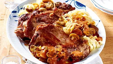Ofenkoteletts mit Pilz-Tomatensoße und Bandnudeln Rezept - Foto: LECKER @ Bauer Media Group