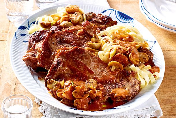 Ofenkoteletts mit Pilz-Tomatensoße und Bandnudeln-F6233101 Ofenkoteletts mit Pilz-Tomatensoße und Bandnudeln-F6233101