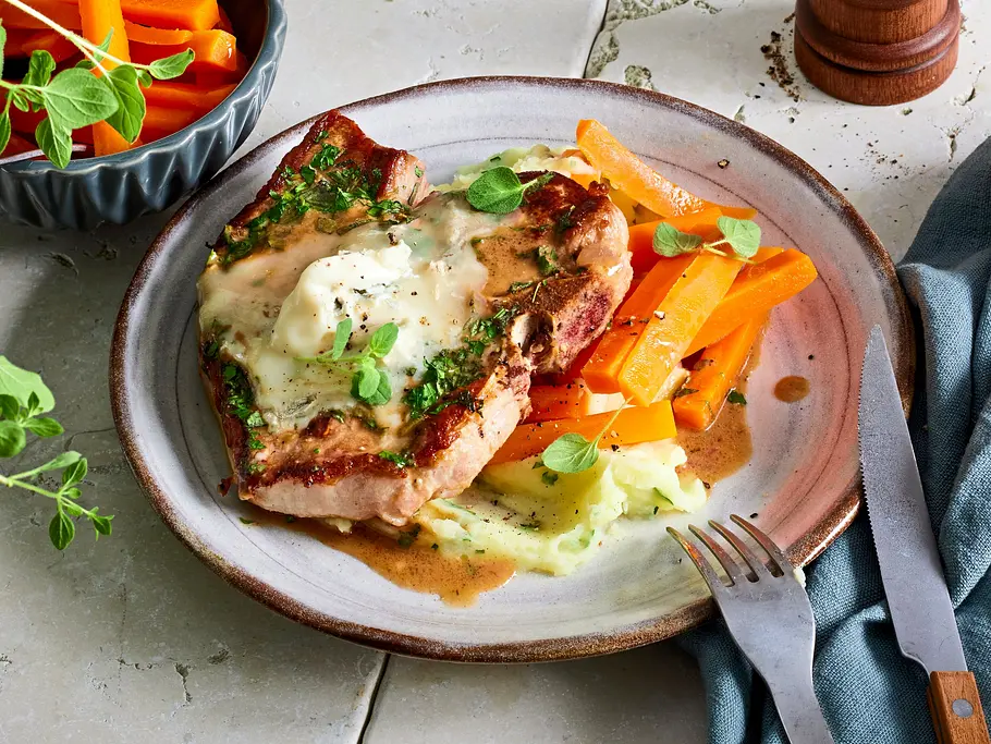 Ofenkoteletts zu Kräuterpüree und Möhren Rezept