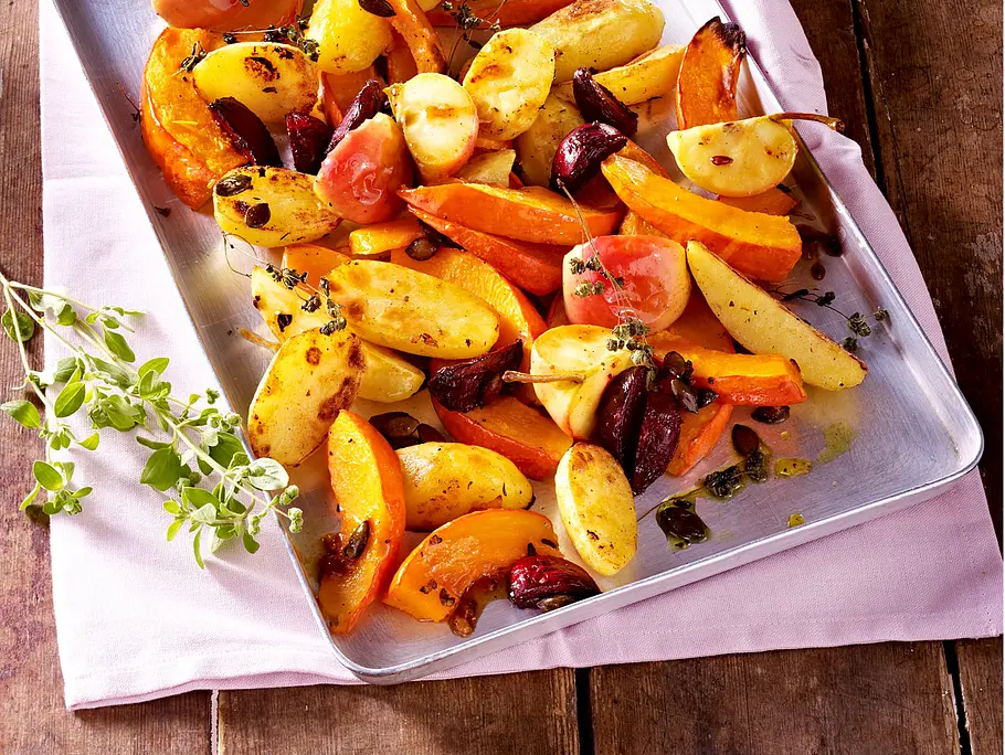 Ofenkürbis mit Kartoffeln, Äpfeln und Majoran Rezept Ofenkürbis mit Kartoffeln, Äpfeln und Majoran Rezept