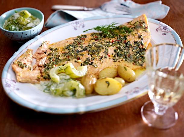 Ofenlachs mit Gewürzbutter und Schmandgurken Rezept Ofenlachs mit Gewürzbutter und Schmandgurken Rezept