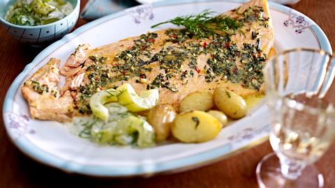 Ofenlachs mit Gewürzbutter und Schmandgurken Rezept - Foto: House of Food / Bauer Food Experts KG