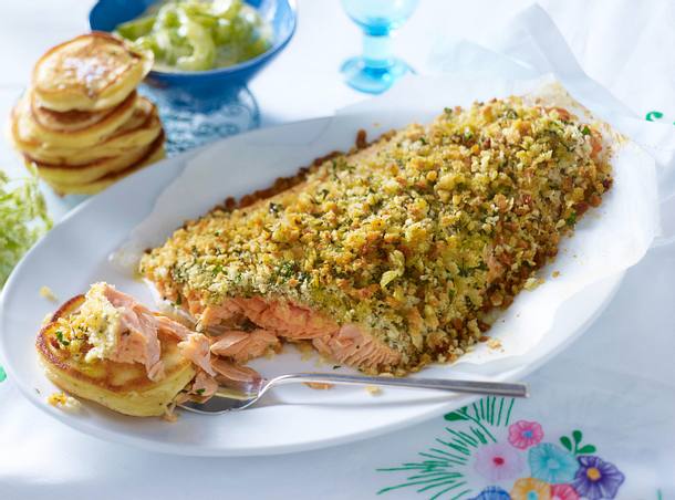 Ofenlachs mit Honig-Schmorgurken und Pancakes Rezept Ofenlachs mit Honig-Schmorgurken und Pancakes Rezept