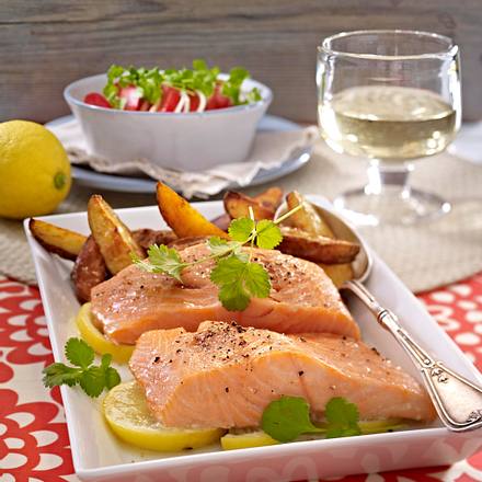 Ofenlachs mit Honigkruste zu Tomatensalat Rezept Ofenlachs mit Honigkruste zu Tomatensalat Rezept