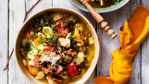 Ofenminestrone mit Parmesankrustis Rezept - Foto: House of Food / Bauer Food Experts KG