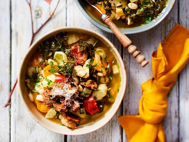 Ofenminestrone mit Parmesankrustis Rezept Ofenminestrone mit Parmesankrustis Rezept