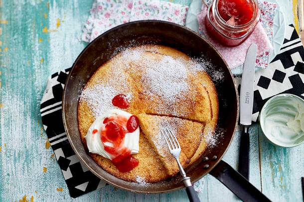 Ofenpfannkuchen mit Sahnequark und Erdbeerkonfitüre Rezept Ofenpfannkuchen mit Sahnequark und Erdbeerkonfitüre Rezept
