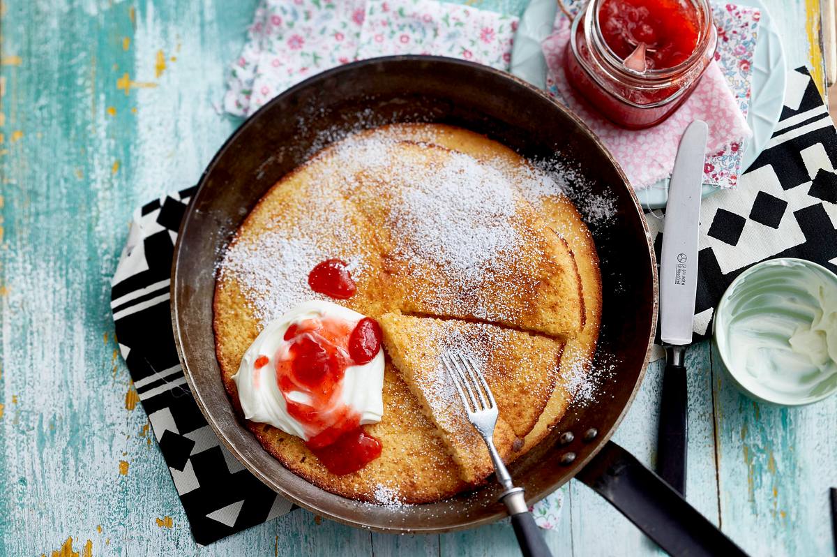 Ofenpfannkuchen mit Sahnequark und Erdbeerkonfitüre Rezept