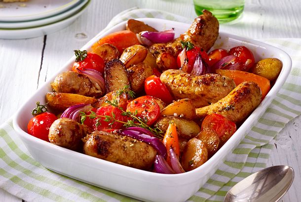 Ofenschmorgemüse mit Bratwürsten Rezept Ofenschmorgemüse mit Bratwürsten Rezept