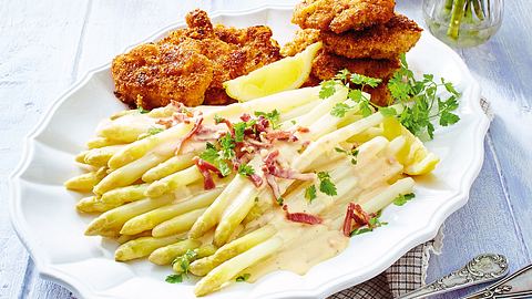 Ofenspargel mit Schwarzwälder Soße zu Schnitzelchen - Foto: House of Food / Bauer Food Experts KG