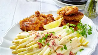 Ofenspargel mit Schwarzwälder-Schinken-Käse-Soße zu Schnitzeln Rezept - Foto: LECKER @ Bauer Media Group Ofenspargel mit Schwarzwälder-Schinken-Käse-Soße zu Schnitzeln Rezept - Foto: LECKER @ Bauer Media Group