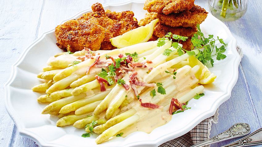 Ofenspargel mit Schwarzwälder Soße zu Schnitzelchen Rezept - Foto: House of Food / Bauer Food Experts KG