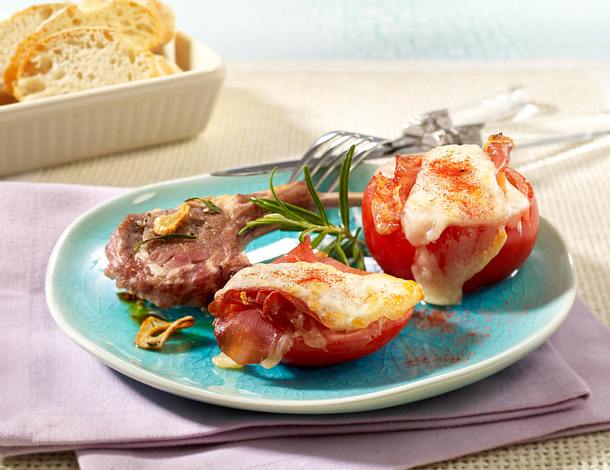 Ofentomate mit Manchego und Serranoschinken zu Lammkoteletts Rezept