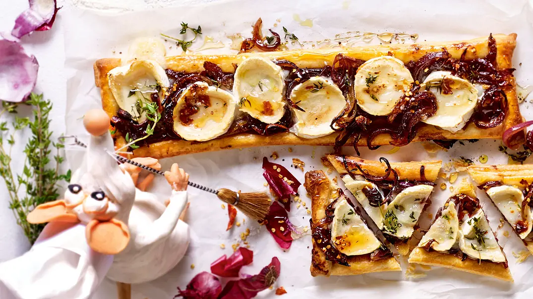 Oh-Là-Là-Tarte mit Cassiszwiebeln Rezept - Foto: LECKER @ Bauer Media Group Oh-Là-Là-Tarte mit Cassiszwiebeln Rezept - Foto: LECKER @ Bauer Media Group
