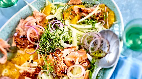 „Oh, mega!“-Lachsfilet auf Orangen-Fenchel-Salat Rezept - Foto: LECKER @ Bauer Media Group „Oh, mega!“-Lachsfilet auf Orangen-Fenchel-Salat Rezept - Foto: LECKER @ Bauer Media Group