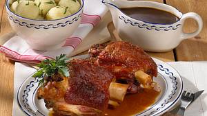 Oktoberfest: Schweinshaxe mit Knödeln Rezept - Foto: House of Food / Bauer Food Experts KG