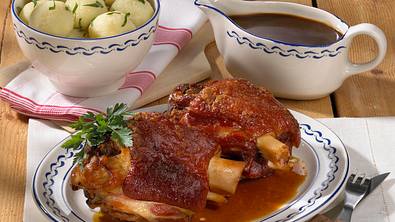 Oktoberfest: Schweinshaxe mit Knödeln Rezept - Foto: LECKER @ Bauer Media Group