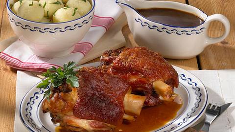 Oktoberfest: Schweinshaxe mit Knödeln Rezept - Foto: House of Food / Bauer Food Experts KG