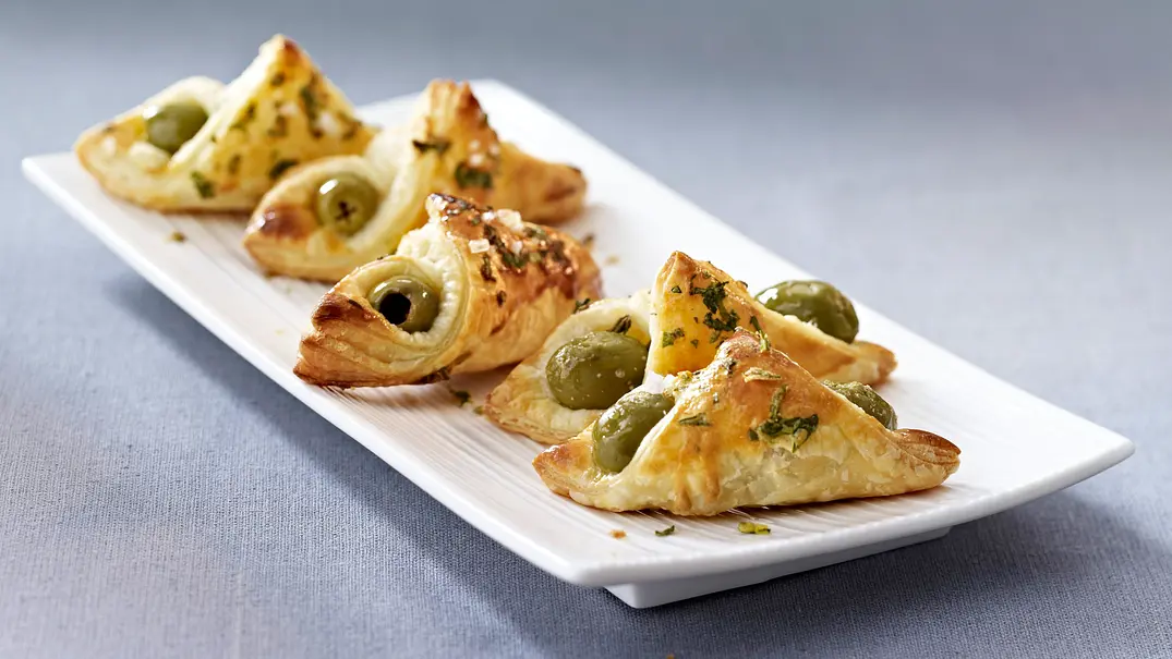 Oliven-Blätterteigtaschen Rezept - Foto: LECKER @ Bauer Media Group Oliven-Blätterteigtaschen Rezept - Foto: LECKER @ Bauer Media Group