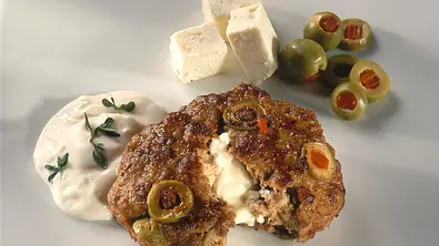 Olivenfrikadellen mit Schafskäse gefüllt Rezept - Foto: LECKER @ Bauer Media Group