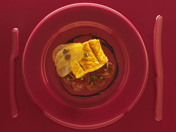 Olivengespicktes Wolfsbarschfilet mit Tomaten, Zitronenzesten, Kapern und altem Essig (Alain Ducasse) Rezept