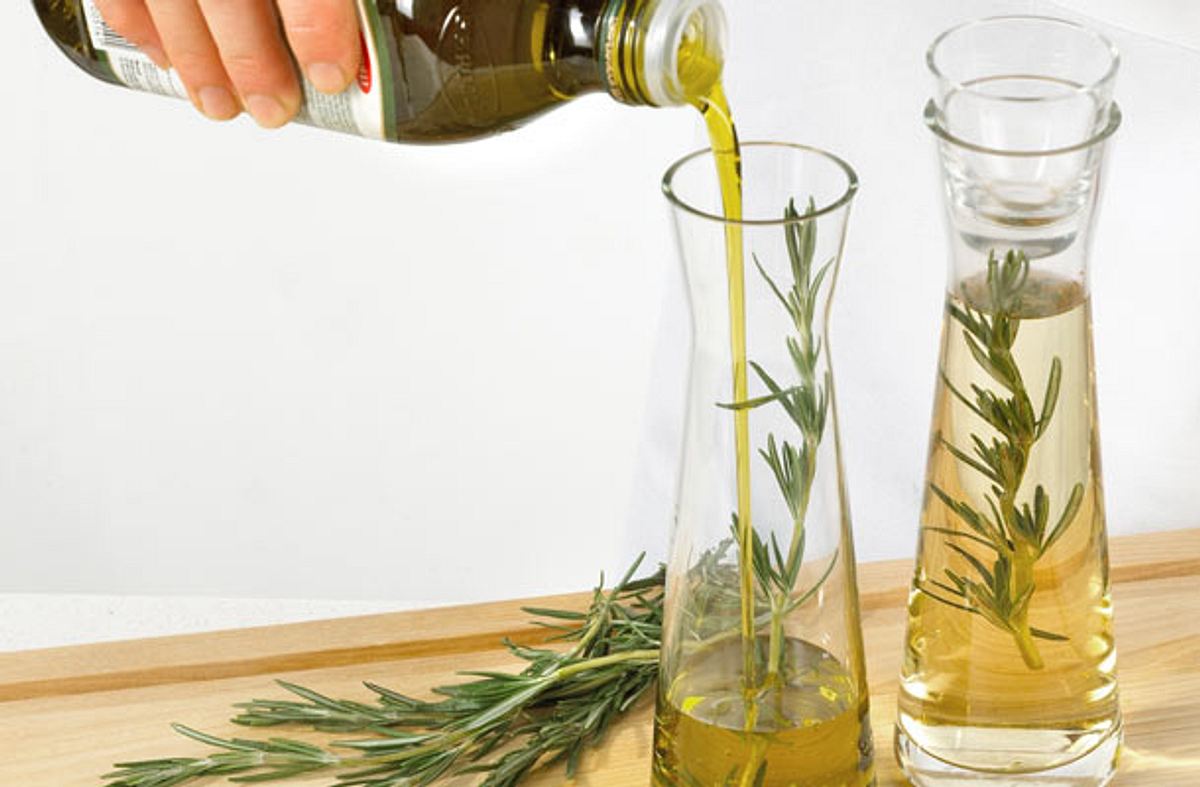 Einfaches Olivenöl können Sie mit ein paar Zweigen Rosmarin parfümieren.